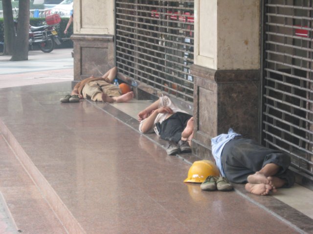 slapendebouwvakkersnaastdezeerdrukkerandweginchengdu.jpg